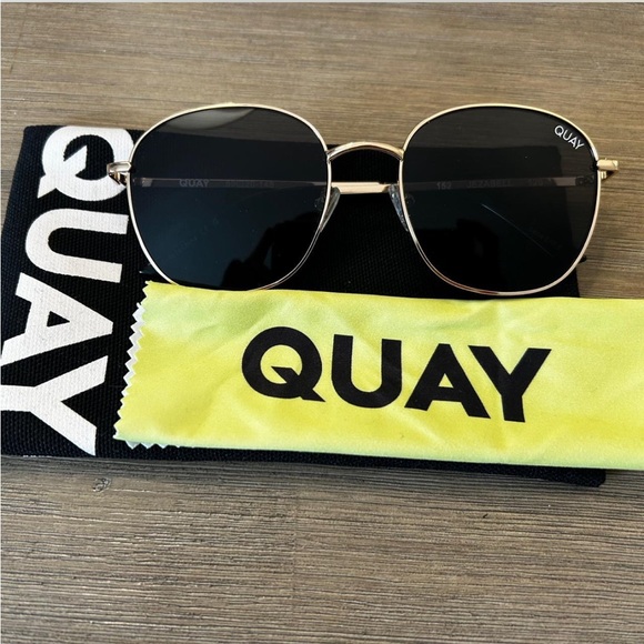 Quay Jezabell Sunglasses - Picture 1 of 1